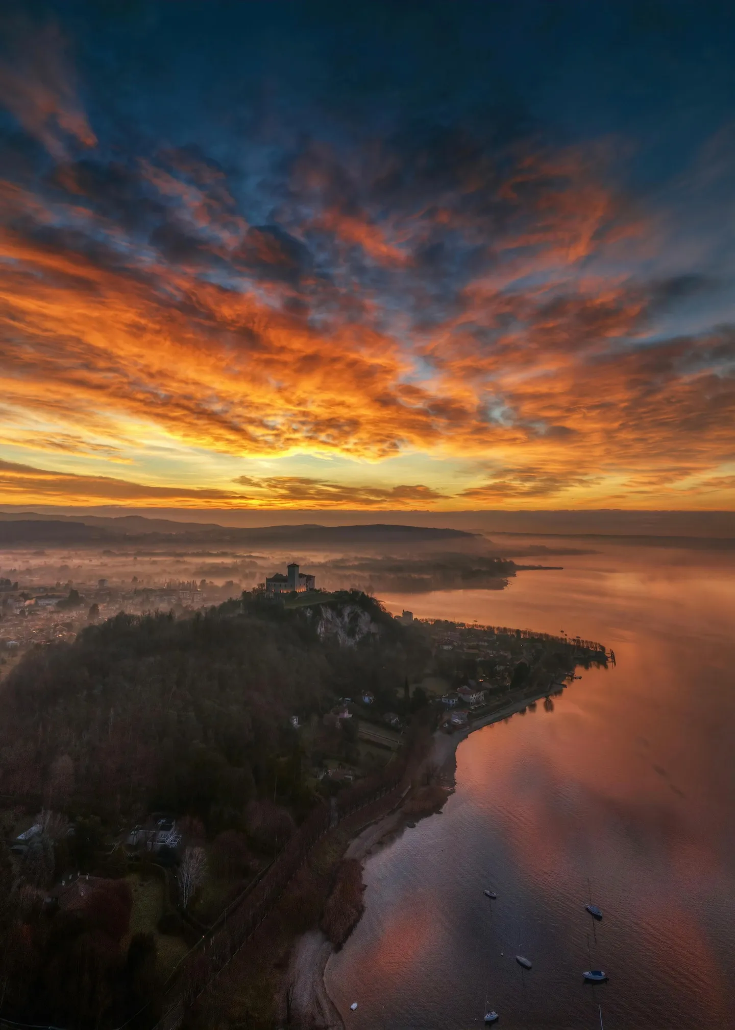 Zonsondergangen boven de meren